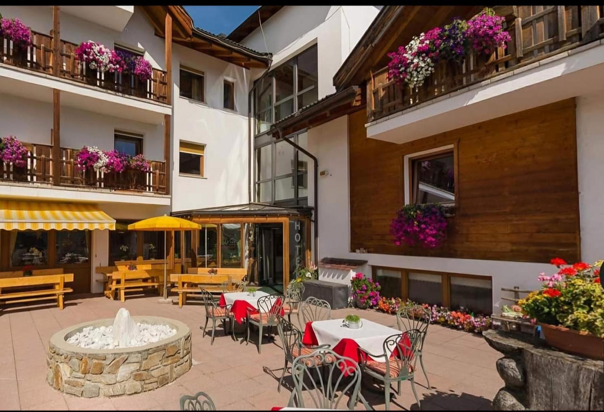Hotel Tonnerhof Racines Exterior photo